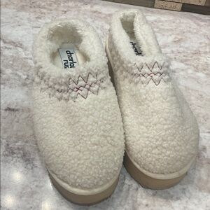 Charlotte Russe Cream Fleece Slippers